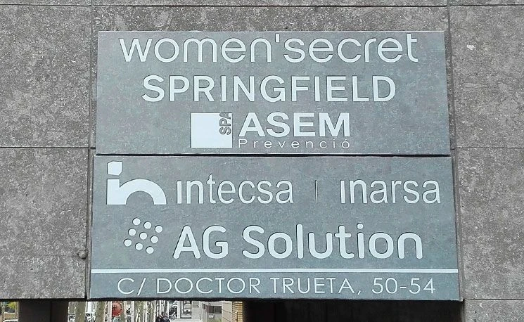 diseño de cartel exterior para edificio oficinas